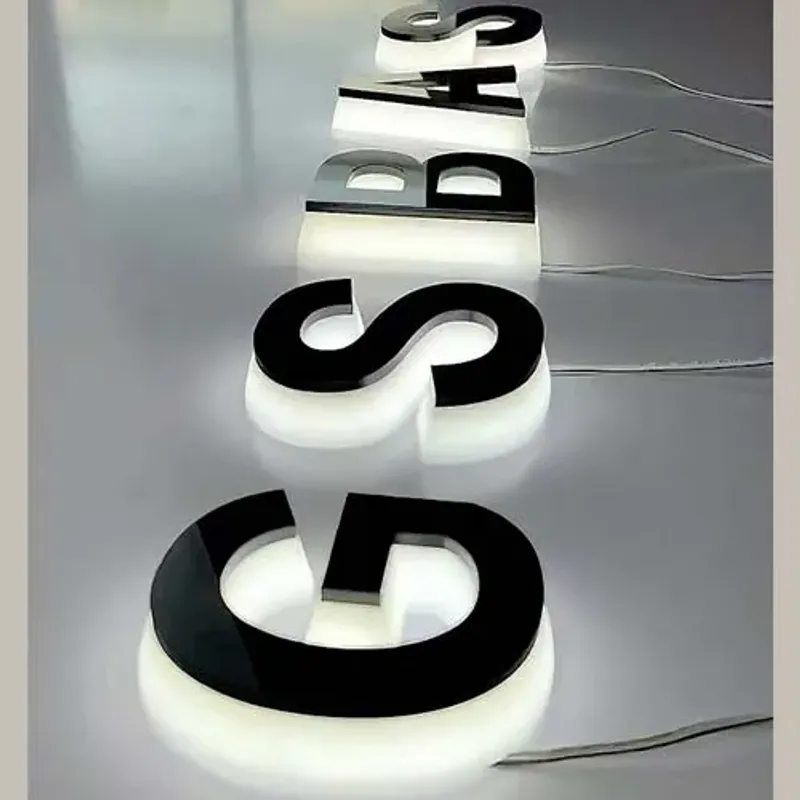Lettres acryliques éclairées latéralement – projet réel